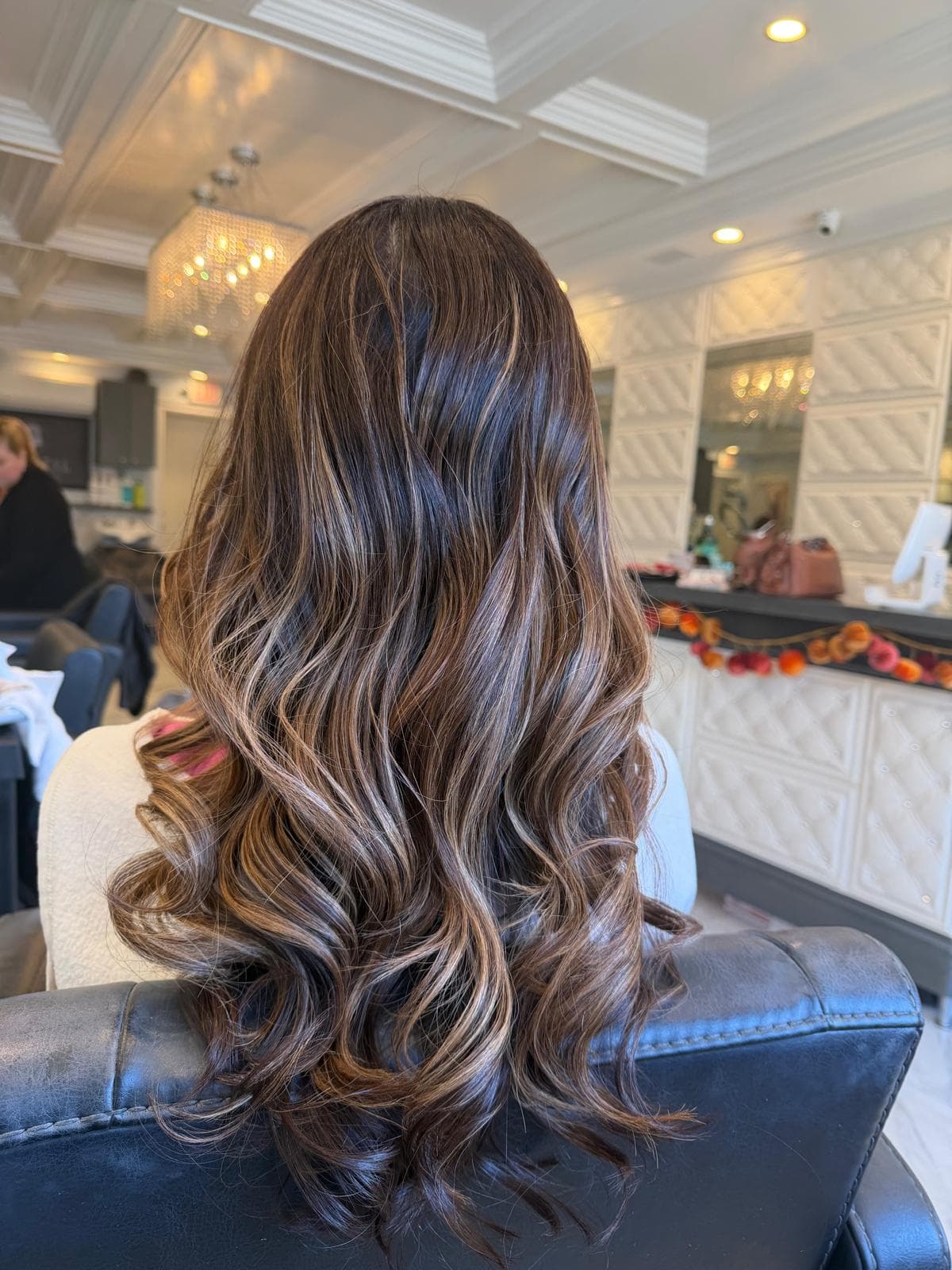 Caramel highlights with loose waves — Crystal Beauty Salon